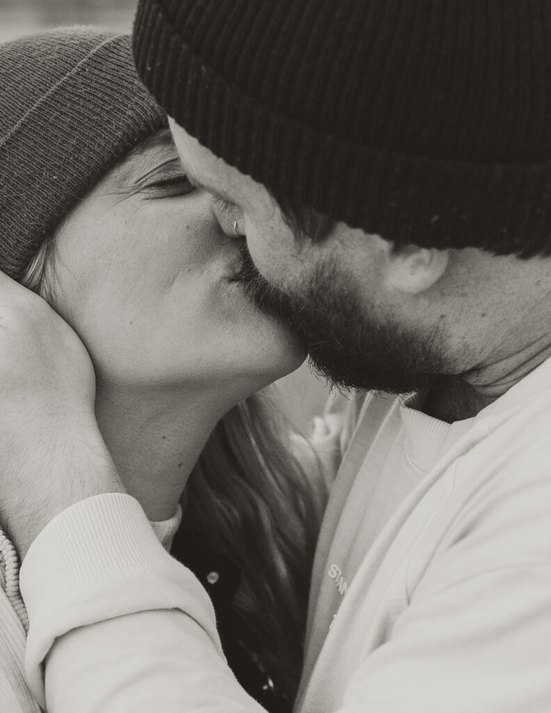 couples photos kissing at the beach in the PNW