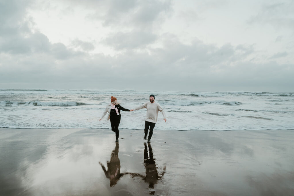 Couples photos running at the beach 