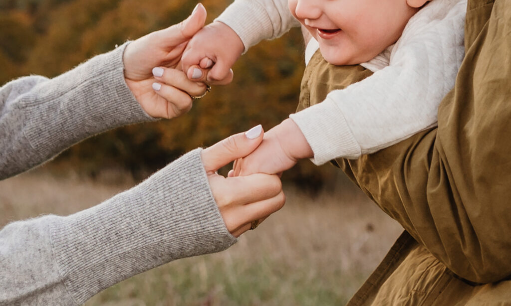 holding hands photo session corvallis oregon 