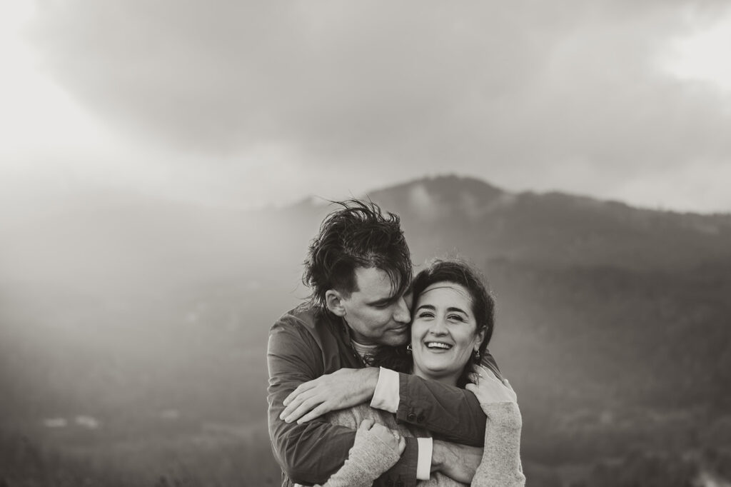 couples photo session oregon hugging 