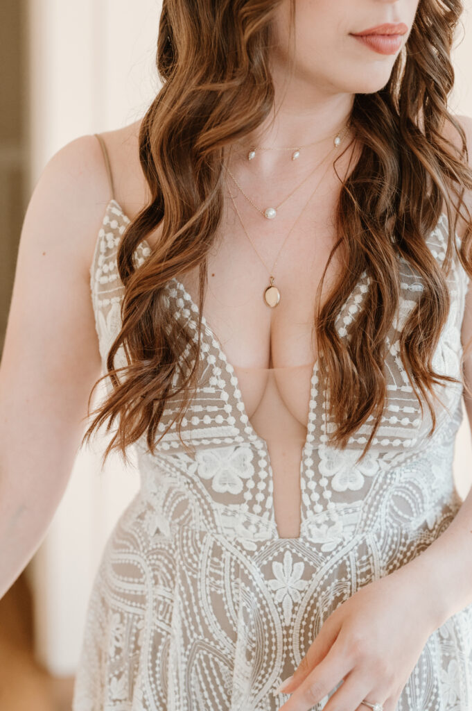 brides jewelry for her wedding day 