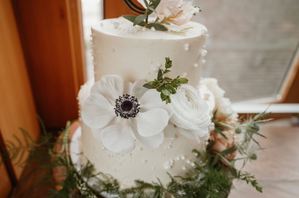 Detail close up image of wedding cake at the oregon coast 