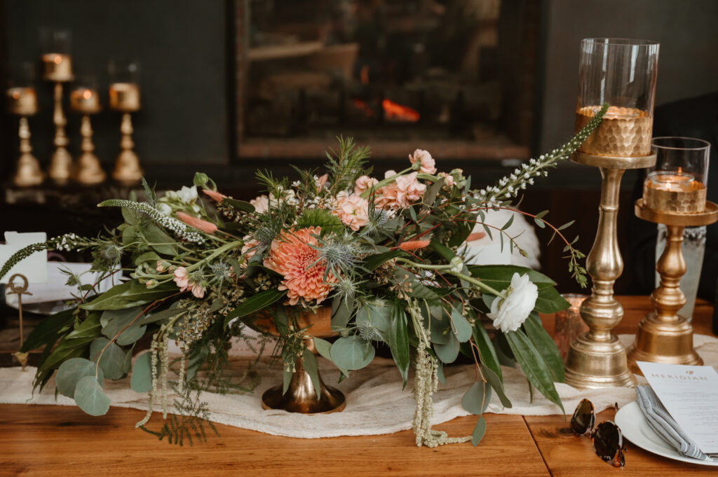 floral table arrangement at the headlands lodge and spa 